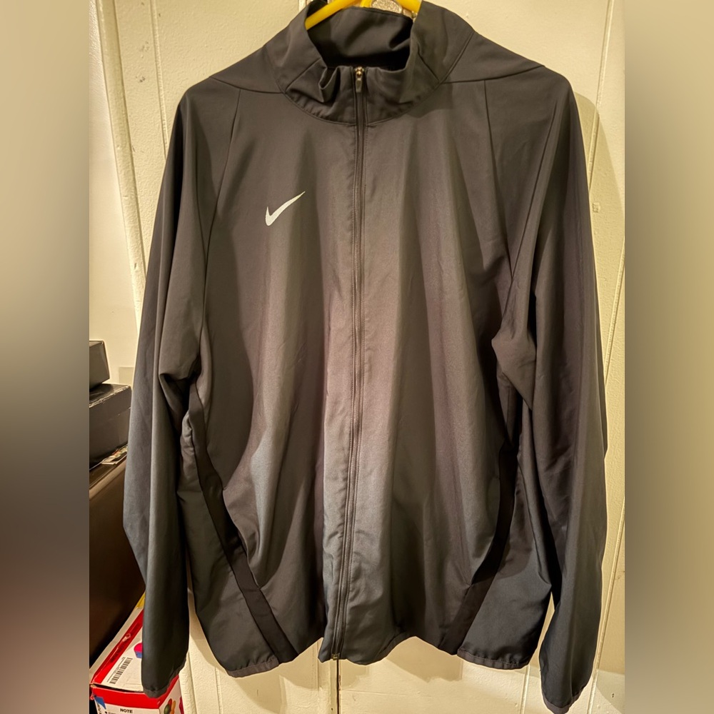 Nike Men's dark grey Windbreaker